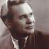 Микола Руденко. На фото напис: «1956 рік, знов Ленінград. В журн. «Нева» друкується рос. переклад «Вітру в обличчя». Тут же на зборах письменників-комуністів прослухав доповідь Хрущова на ХХ з’їзді про злочини Сталіна. Початок сумнівів та конфліктів».